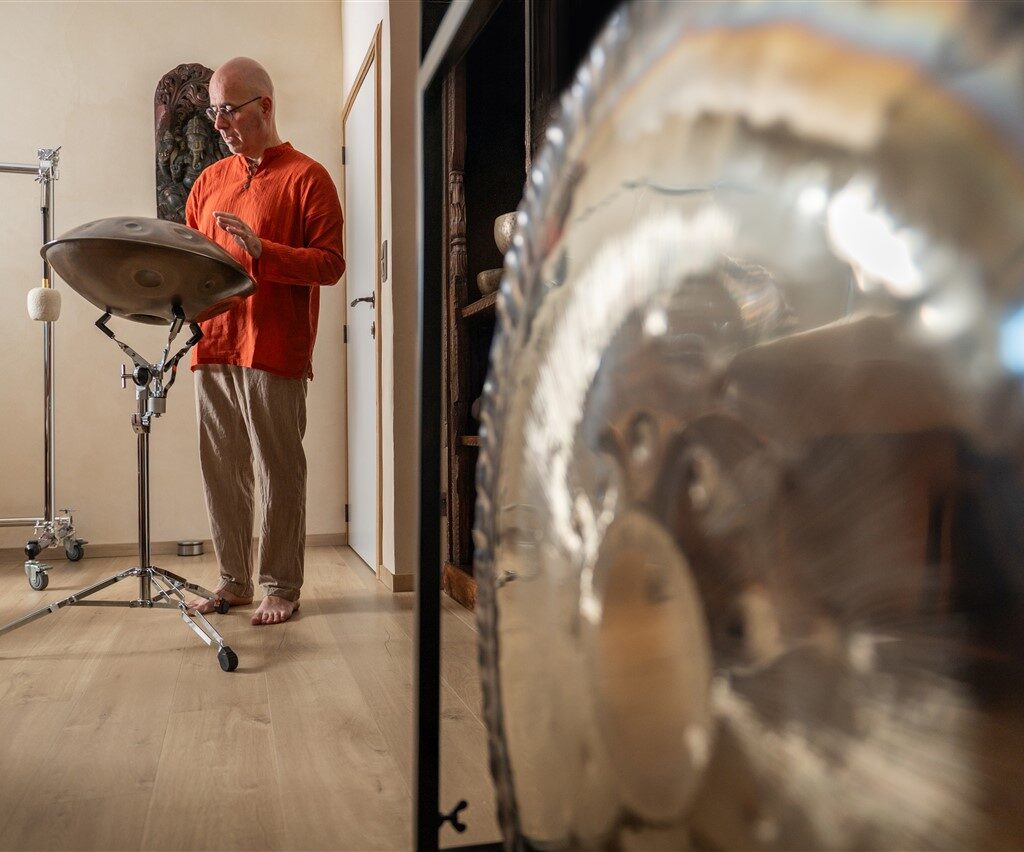 Andy Vanbeveren bespeelt handpan en gongs tijdens een klankrelaxatie