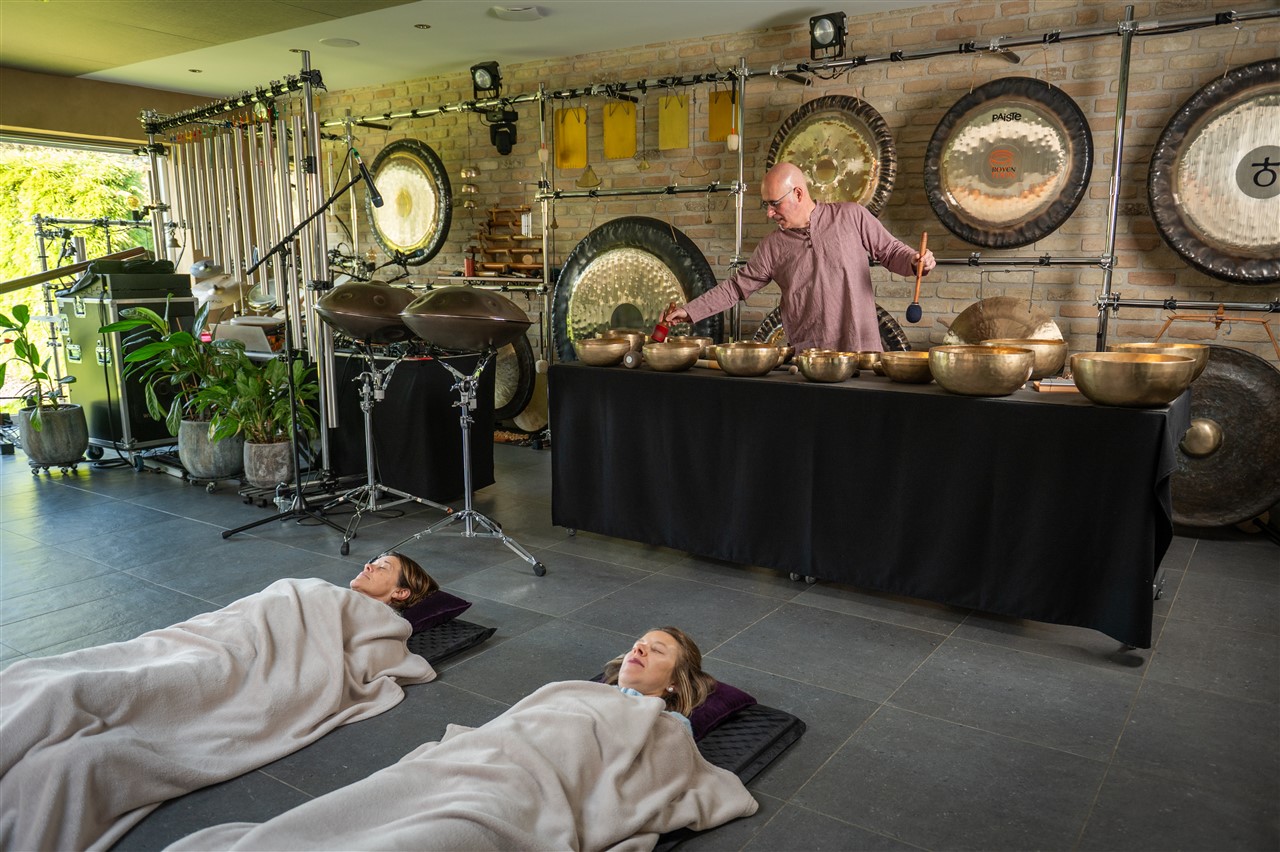 Een duo geniet van een privé-ligconcert tijdens een sessie Duo in Resonantie bij Boventoon.