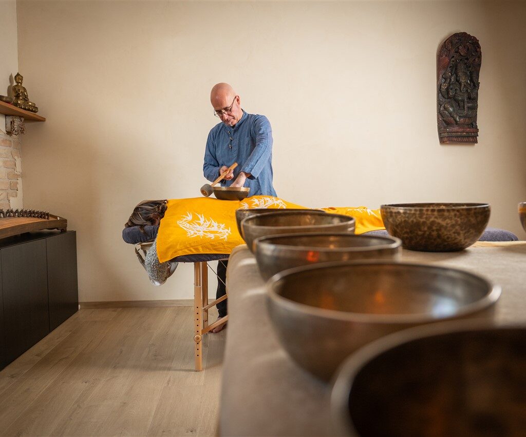 tijdens een dynamische klankschaalmassage wordt de klankschaal bewogen over het lichaam van de cliënt