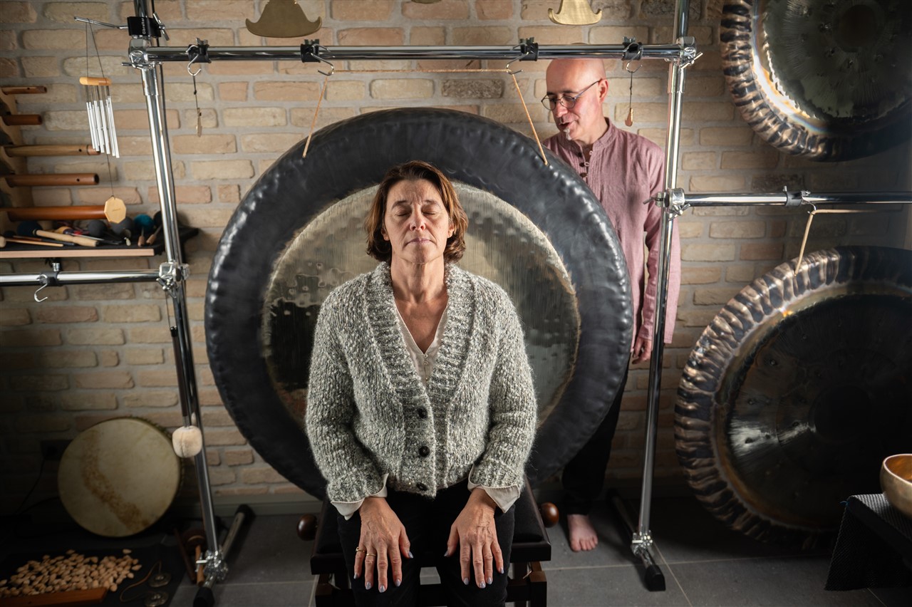 cliënt ontvangt een gongmassage van de Paiste 50-inch gong bij Boventoon en ervaart de klank en trilling