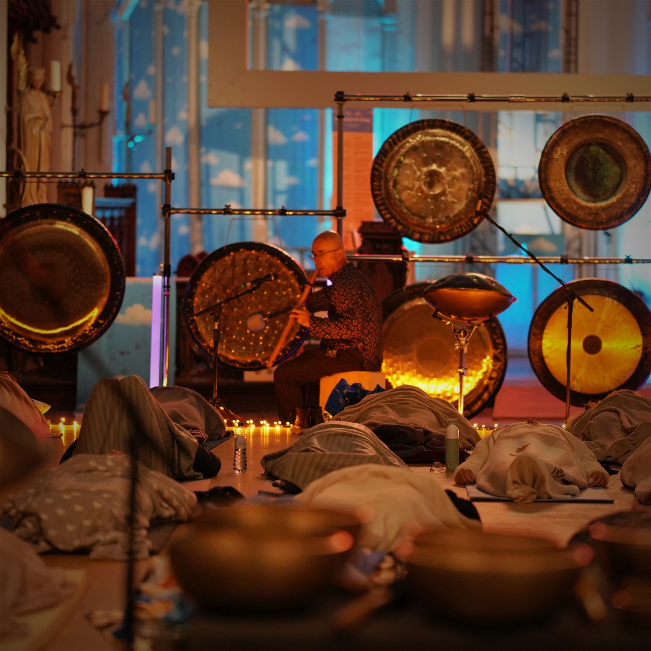 klankreis met handpan, klankschalen, gongs en indianenfluit door Boventoon