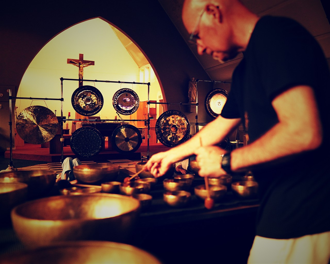 klankschalen en gongs tijdens een soundjourney van Boventoon