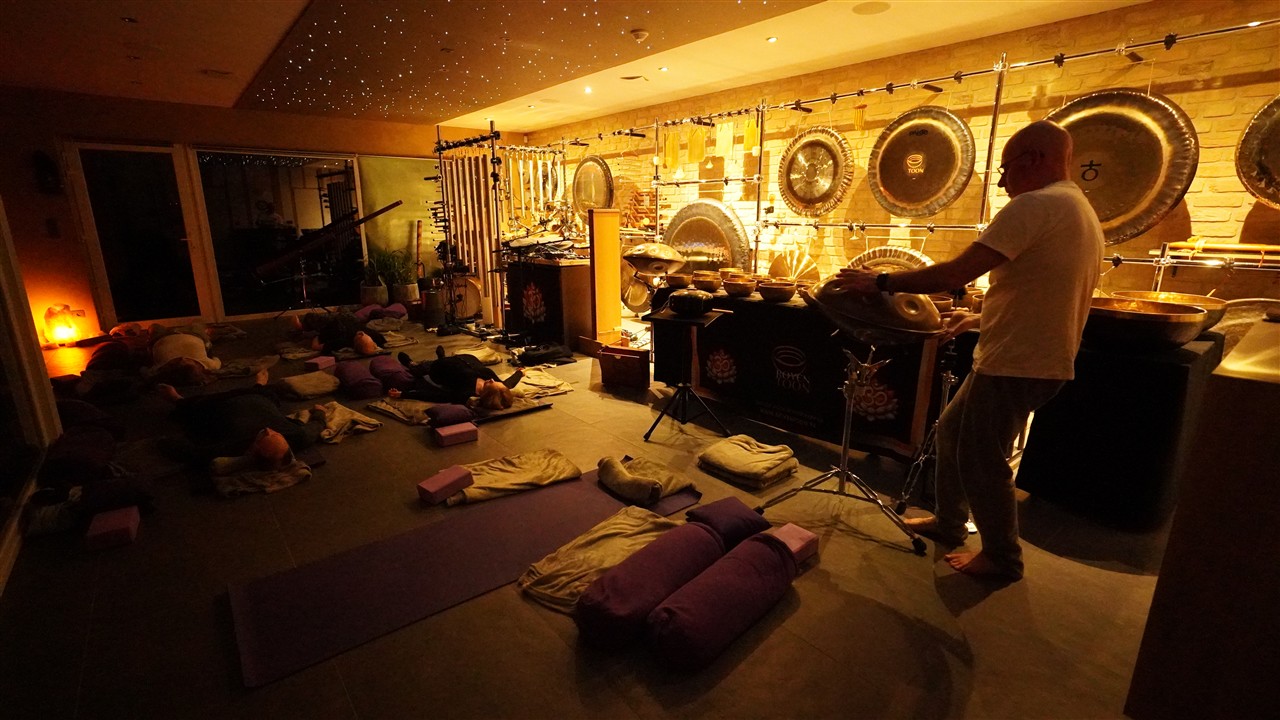de yogi's genieten van de handpan tijdens de Easy Yoga met live muziek