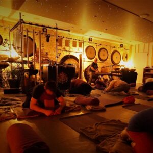 Restorative Yoga met live muziek Boventoon